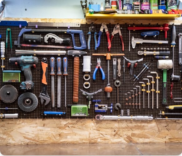 Équipe de services terrain confrontée aux retards d'itinéraire et à de multiples sites d'intervention