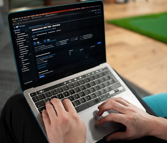 Tableau de bord des opérations montrant les itinéraires, les équipes et les indicateurs d'efficacité