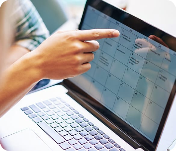 Propietario de empresa de oficios gestionando horarios y equipos de campo