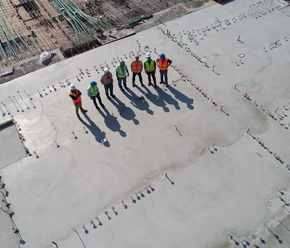 Equipo de operaciones revisando horarios y métricas de productividad